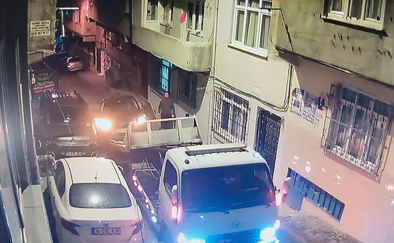 Park halindeki araçlar çekicinin kurbanı oldu!