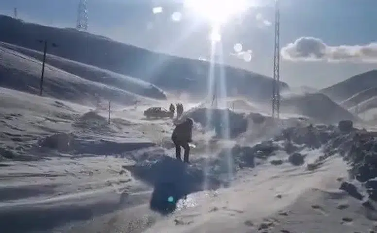 Sincik’te tipiye karşı imece: Mahsur kalan araç kurtarıldı