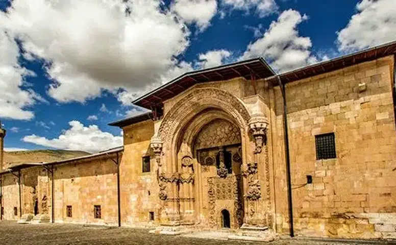 Yerli ve Yabancı Turistlerin Akınına Uğrayan Sivas’ın Tarihi Merkezi
