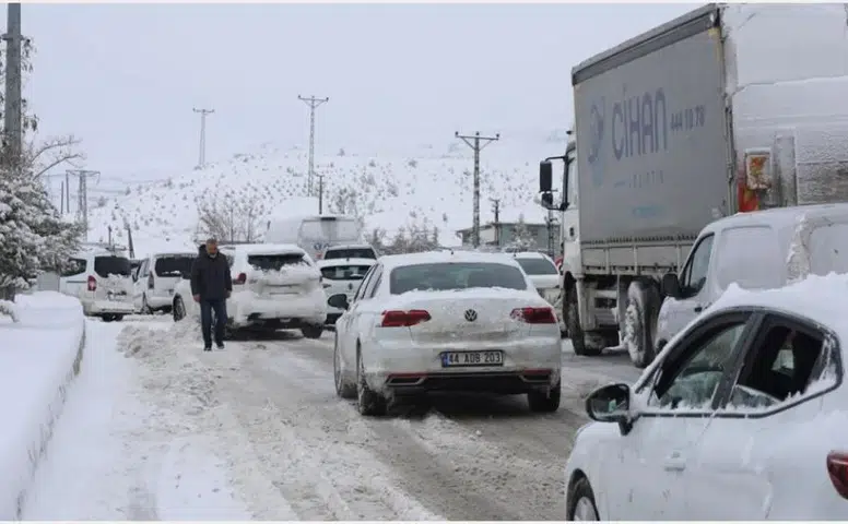 Gürün ve Pınarbaşı Arasında Kar Engeli: Yol Araç Geçişine Kapandı
