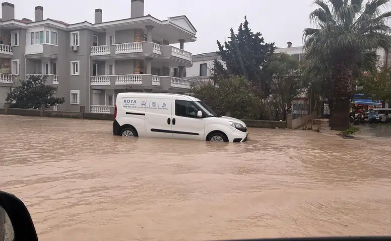 Çeşme’yi sağanak vurdu! Cadde ve sokaklar dereye döndü