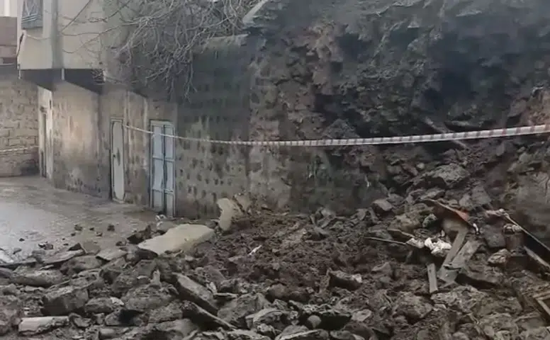 Metruk ev tehlikesi! Duvar çöktü, şans eseri yaralanan olmadı