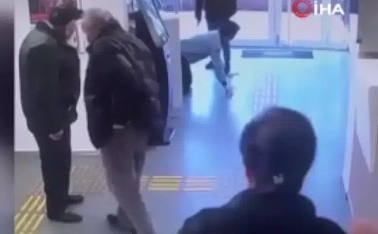 İstanbul’un göbeğinde silahlı soygun: O anlar kameraya yansıdı