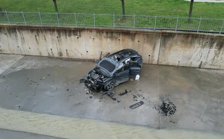 Kaza anı kamerada: Otomobil takla atıp dereye düştü