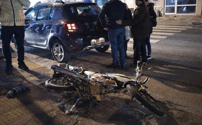 Bir anlık dikkatsizlik kazayla bitti! Motosiklet sürücüsü yaralandı