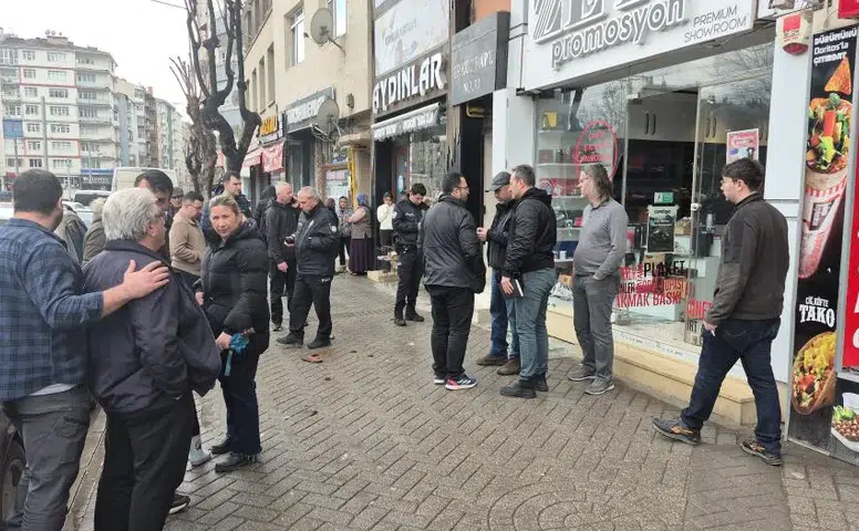 Çatıdan düşen işçi yaşamla ölüm arasında: Kalbi durdu, ambulansla hayata döndürüldü