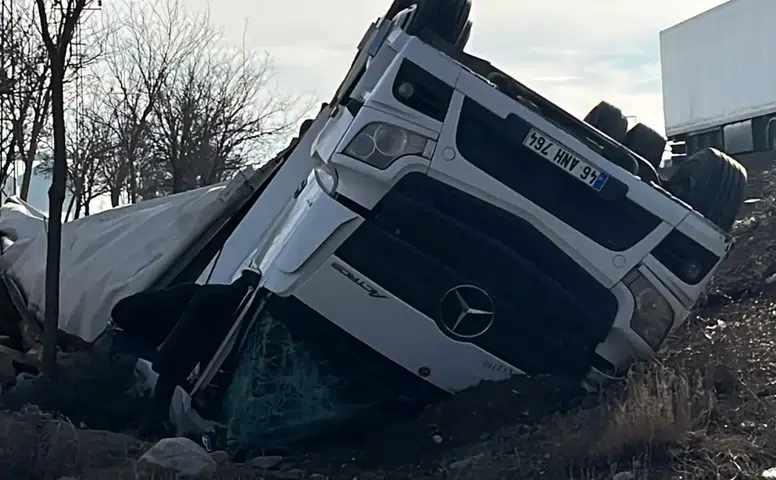 Konya'da feci kaza! Şarampole devrilen araçtan yaralılar çıkarıldı
