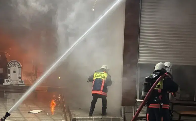 Besni’de korku dolu anlar! Hırdavat dükkanında yangın çıktı