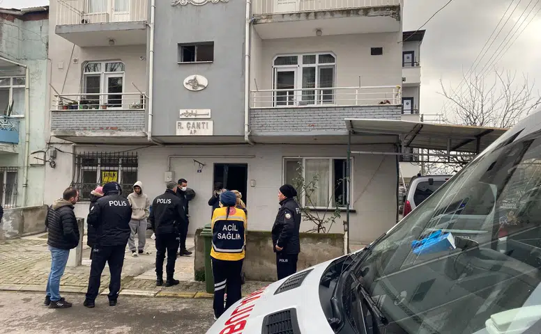 Evinden kötü kokular gelince faciayı fark ettiler: 41 yaşındaki adam hayatını kaybetti