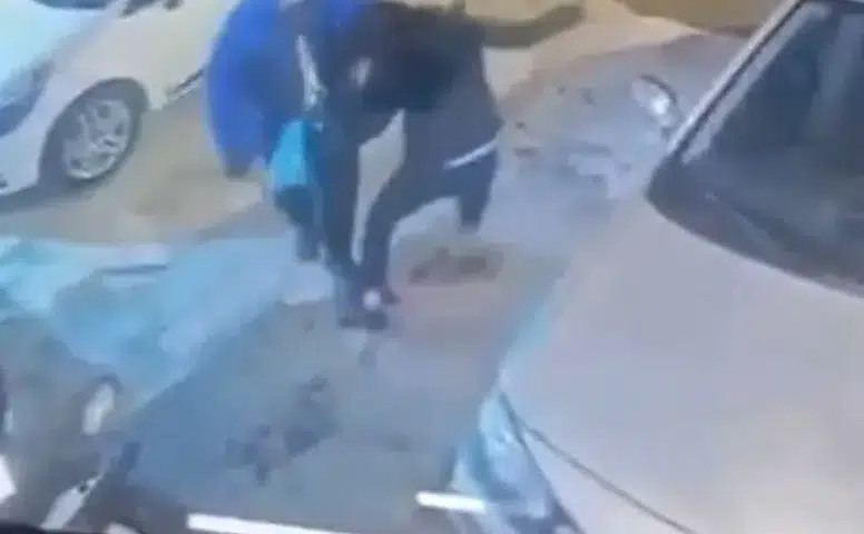 Talihsiz kadın, boşanmak isterken eşi tarafından defalarca bıçaklandı