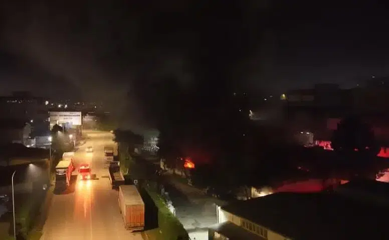 Gece saatlerinde korkutan yangın! Depo alevlere teslim oldu