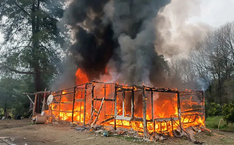 Muğla’da alev alev yanan hasır ev tamamen kül oldu!