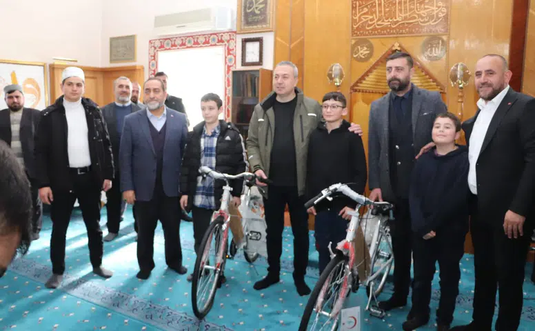 Sivas’ta “40 vakit camideyim” projesinde öğrencilere bisiklet ödülü