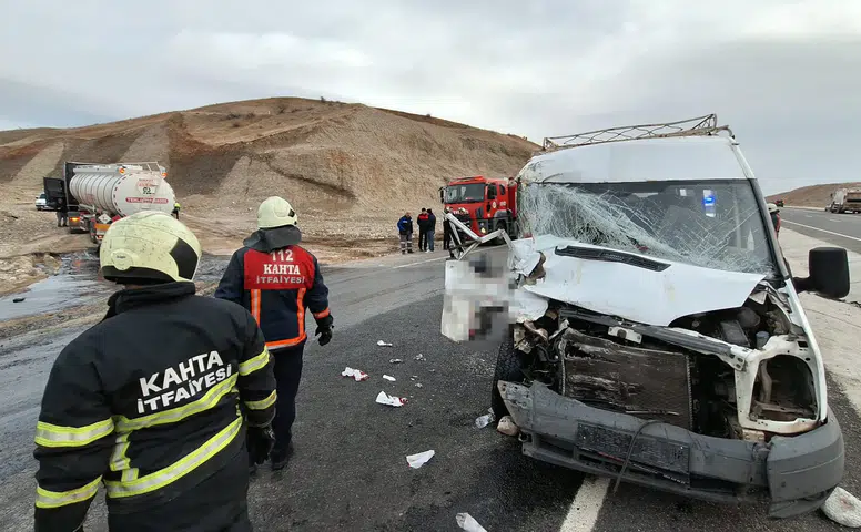Adıyaman’da feci çarpışma: Tır ile minibüs kafa kafaya çarpıştı