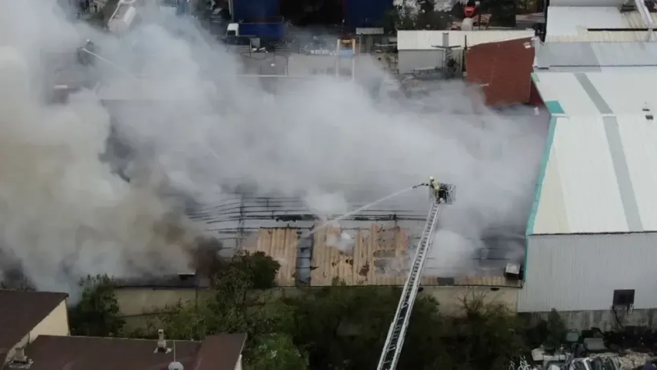 Ataşehir’de Korkutan Fabrika Yangını: 4 İşçi Dumandan Etkilendi 4