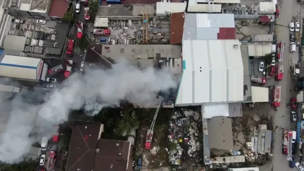 Ataşehir’de Korkutan Fabrika Yangını: 4 İşçi Dumandan Etkilendi 3