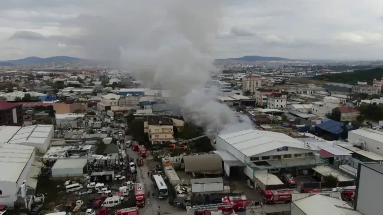 Ataşehir’de Korkutan Fabrika Yangını: 4 İşçi Dumandan Etkilendi 2