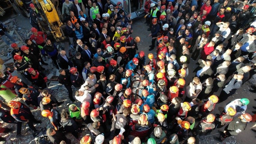 7 katlı bina çöktü: İki can kaybı var, bir kişi sağ çıkarıldı 1