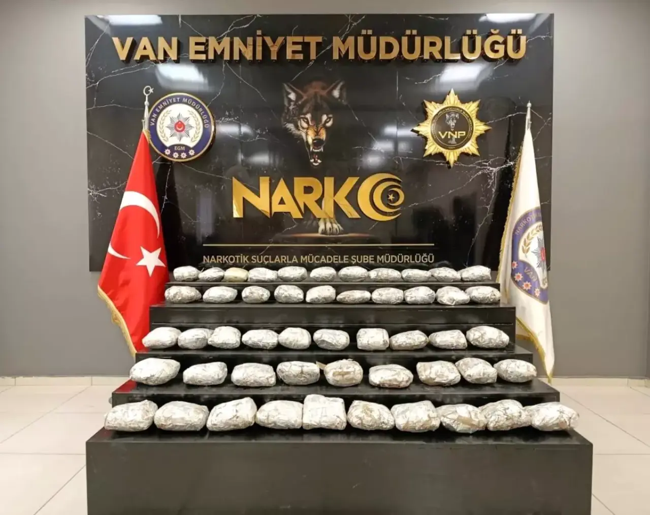 Narkotik ekipleri 19 kilo 660 gram skunk maddesi ele geçirildi 1