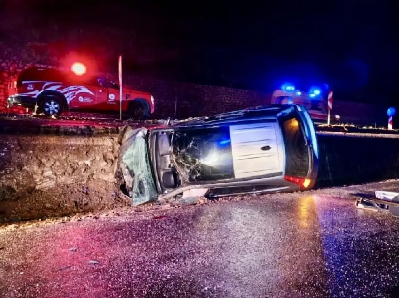Yağışlı yolda viraj kabusu! Otomobil yan yattı 2