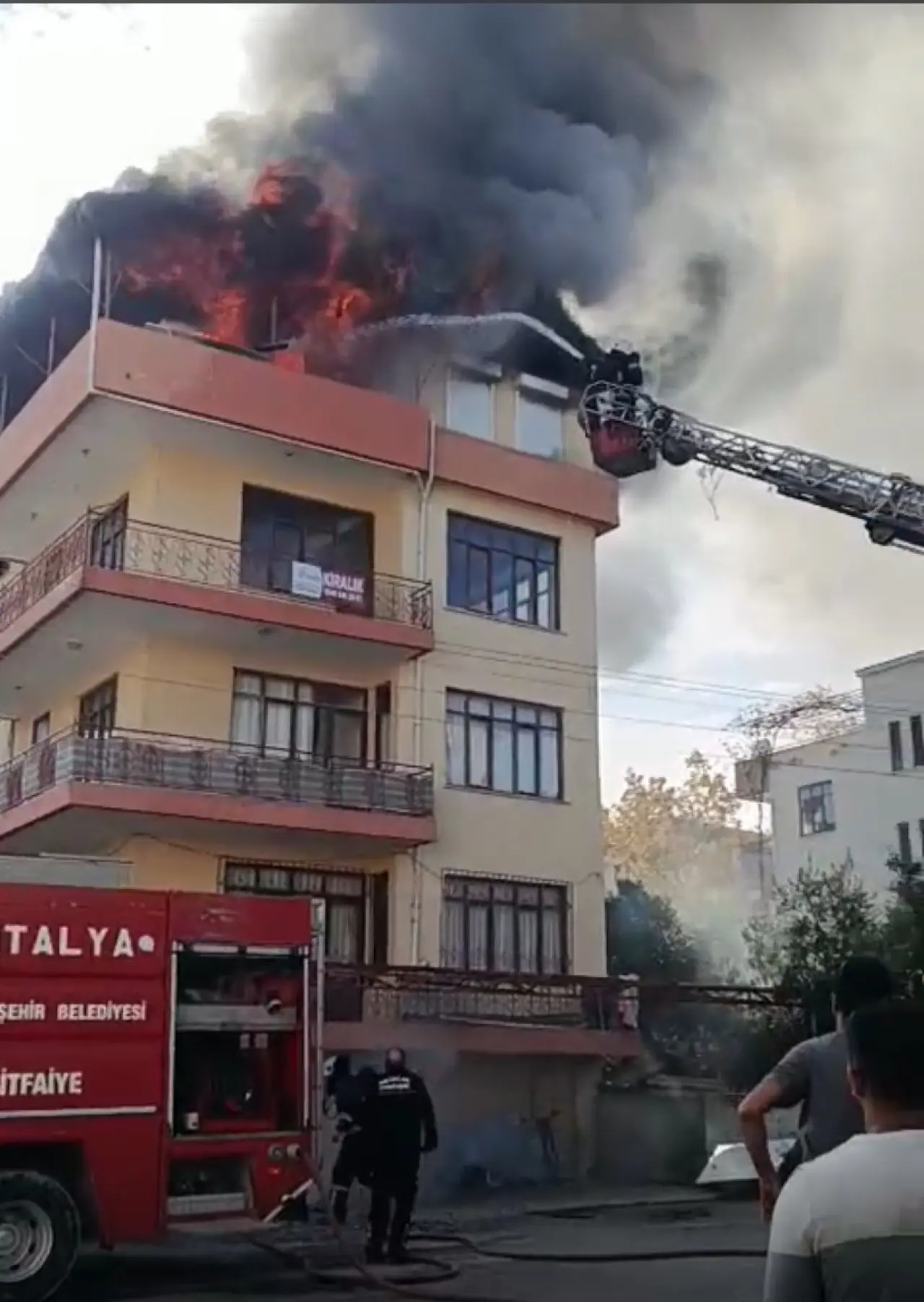 Anne ekmek almaya gitti, çocukları yangında mahsur kaldı 3