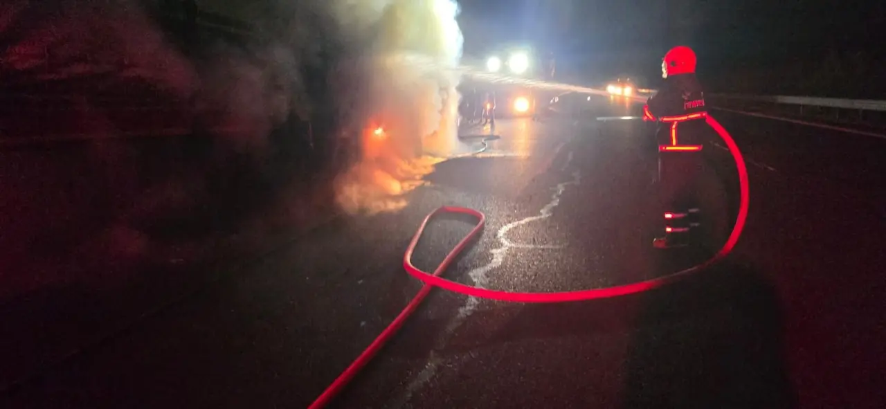 Karanlık yolda alev alev yanan tır dehşet yarattı! 1