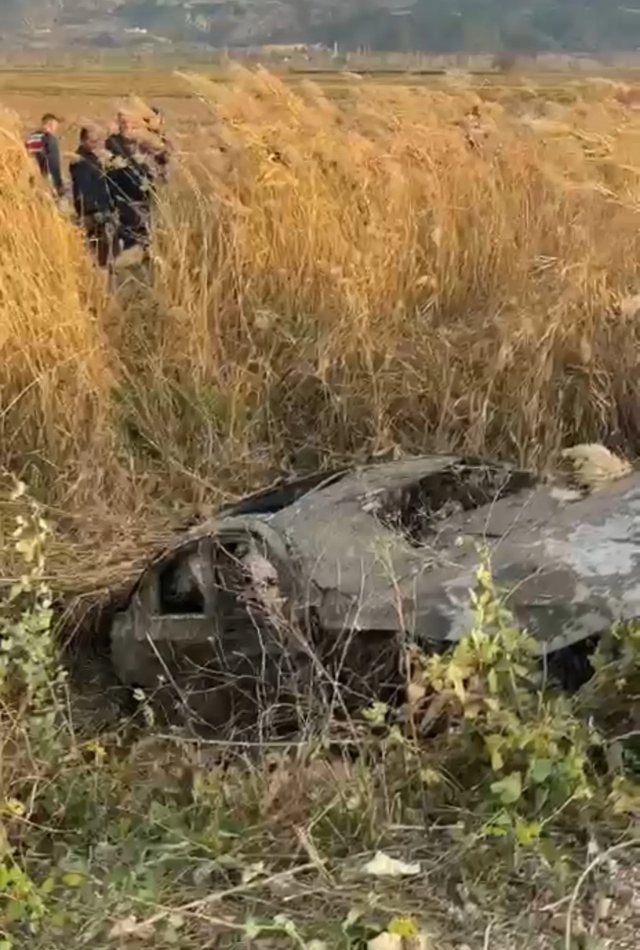 Niksar’da feci kaza! Tarlaya devrilen otomobil can aldı 3