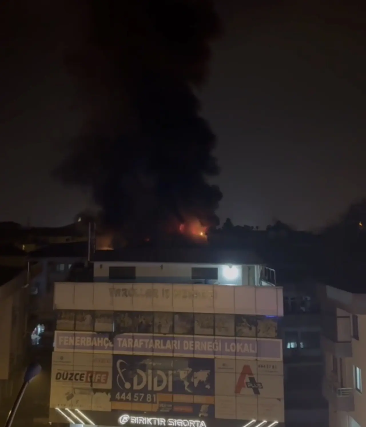 Düzce’de çatı yangını: İş merkezi kullanılamaz hale geldi 2