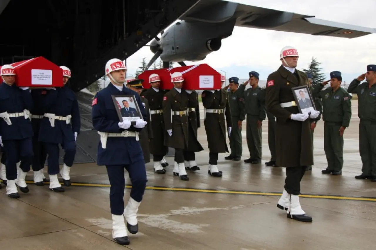 Şehit babasını oyuncağına sarılarak bekledi 1