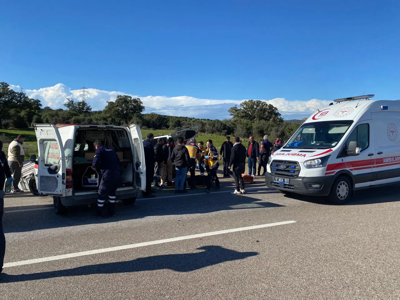 Ayvacık yolunda can pazarı! Ticari araç kamyonete çarptı 5