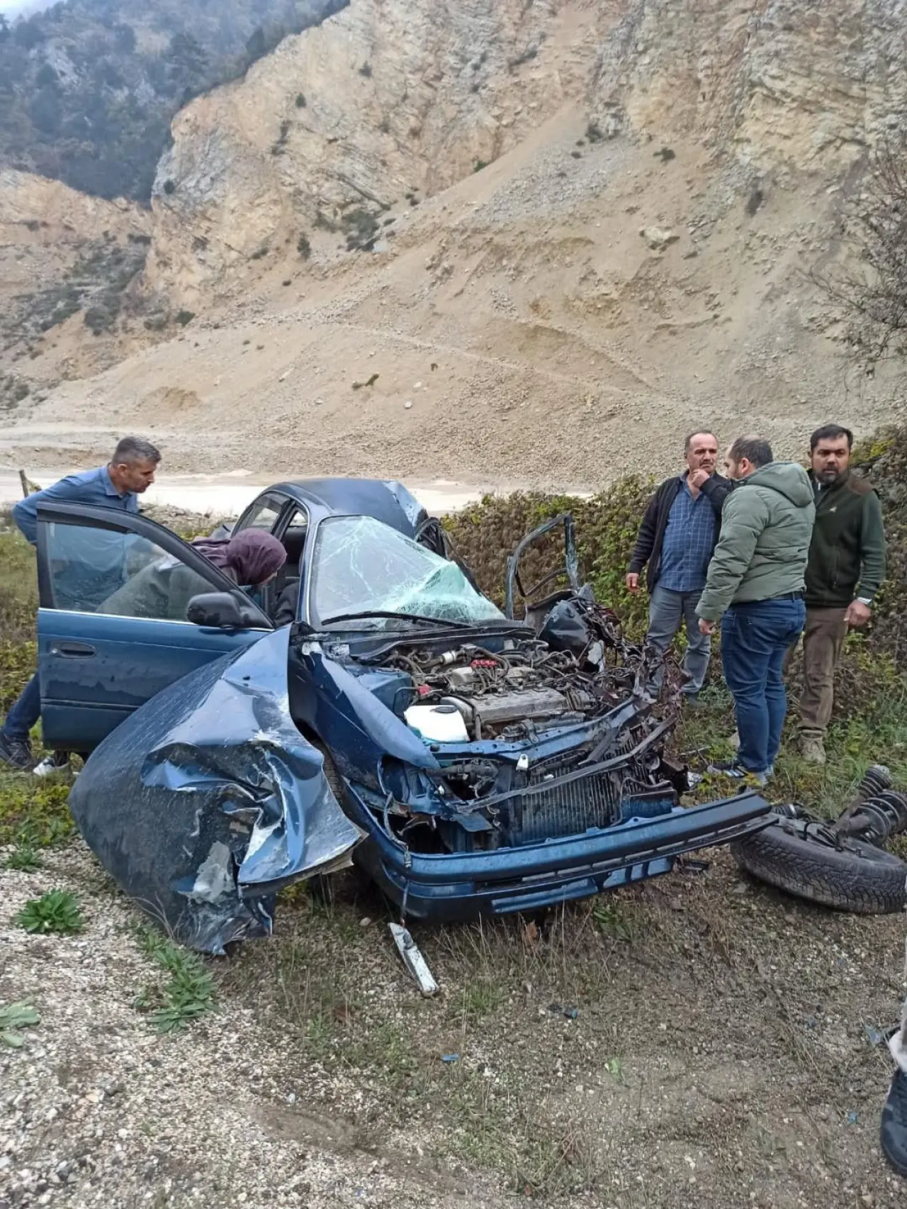Bolu’da korkunç kaza: Kamyonun çarptığı otomobilde can pazarı 1