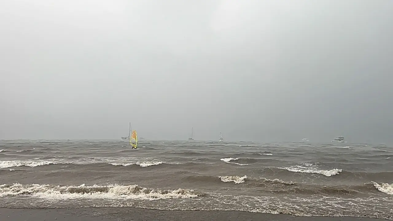 Kuvvetli fırtına Marmaris’i felç etti! Yelkenliler karaya oturdu 4