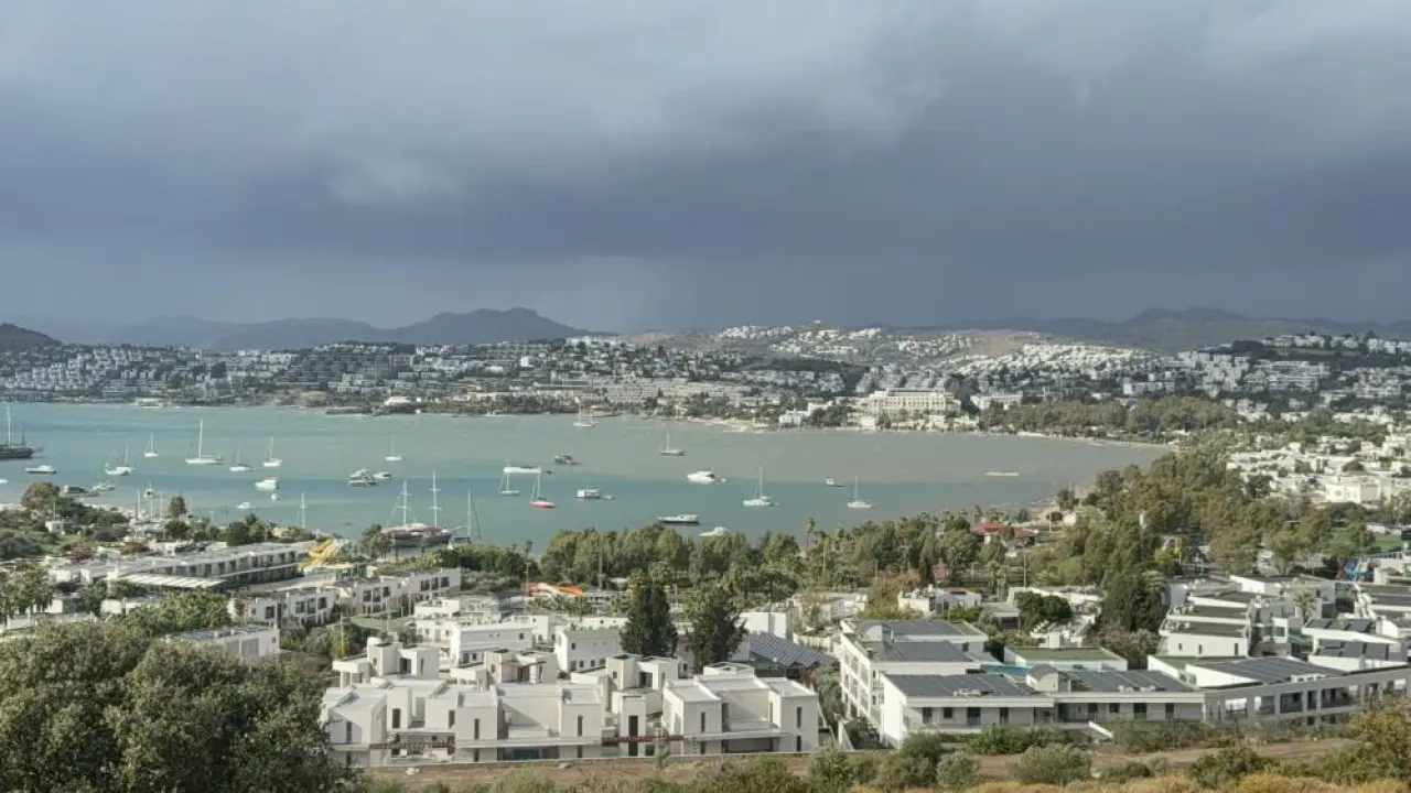 Denizin rengi keskin bir çizgiyle değişti! Bodrum sahillerinde şaşkınlık yaratan manzara 3