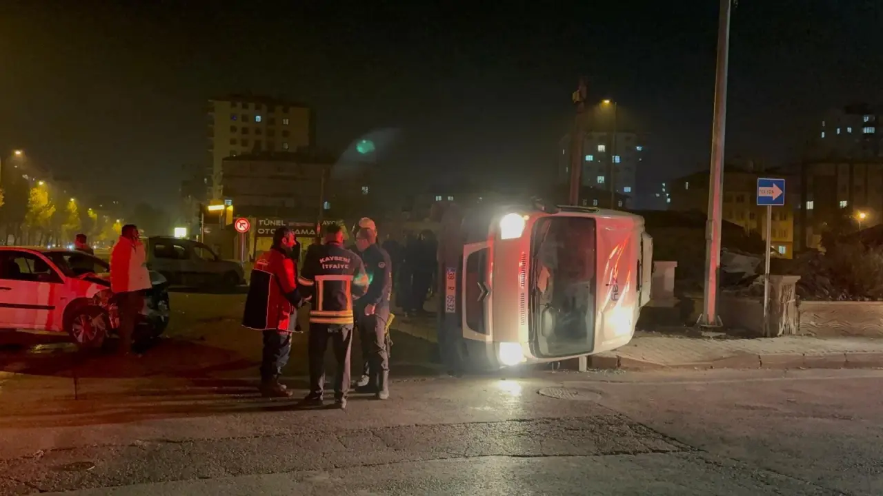 Kayseri'de korku kolu anlar! Çarpışmanın ardından servis yan yattı 2