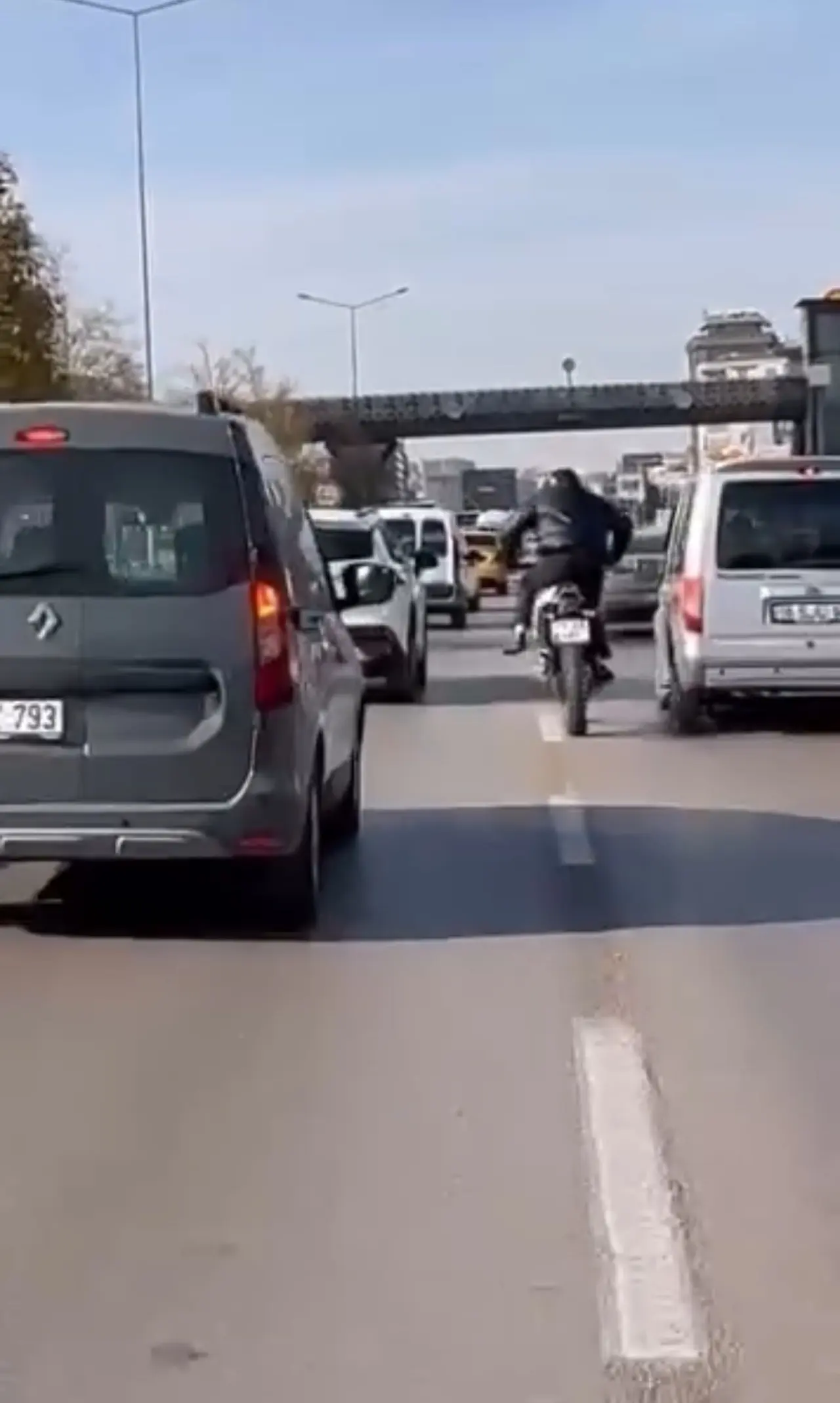 Bursa’da motosiklet üzerindeki tehlikeli şov kameralara yansıdı! 2