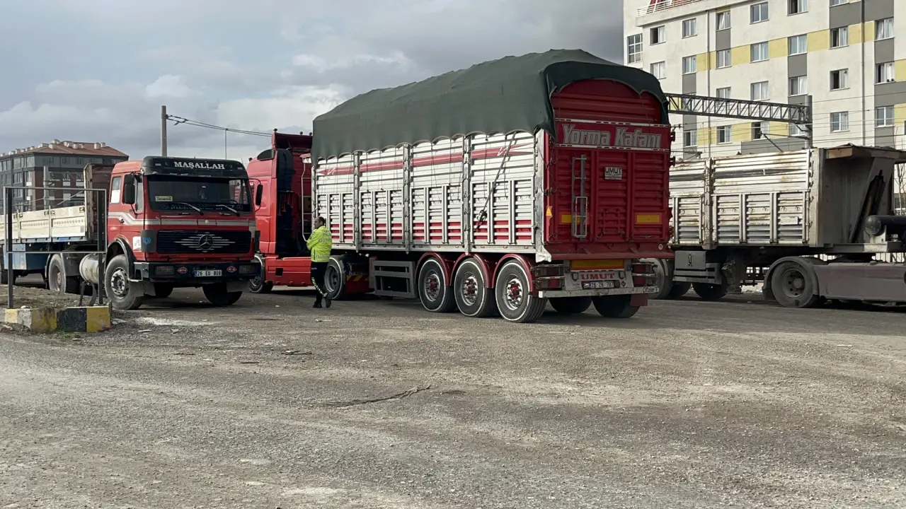 Eskişehir’de film sahnesini aratmayan anlar: Pancar yüklü tırla kovalamaca 3