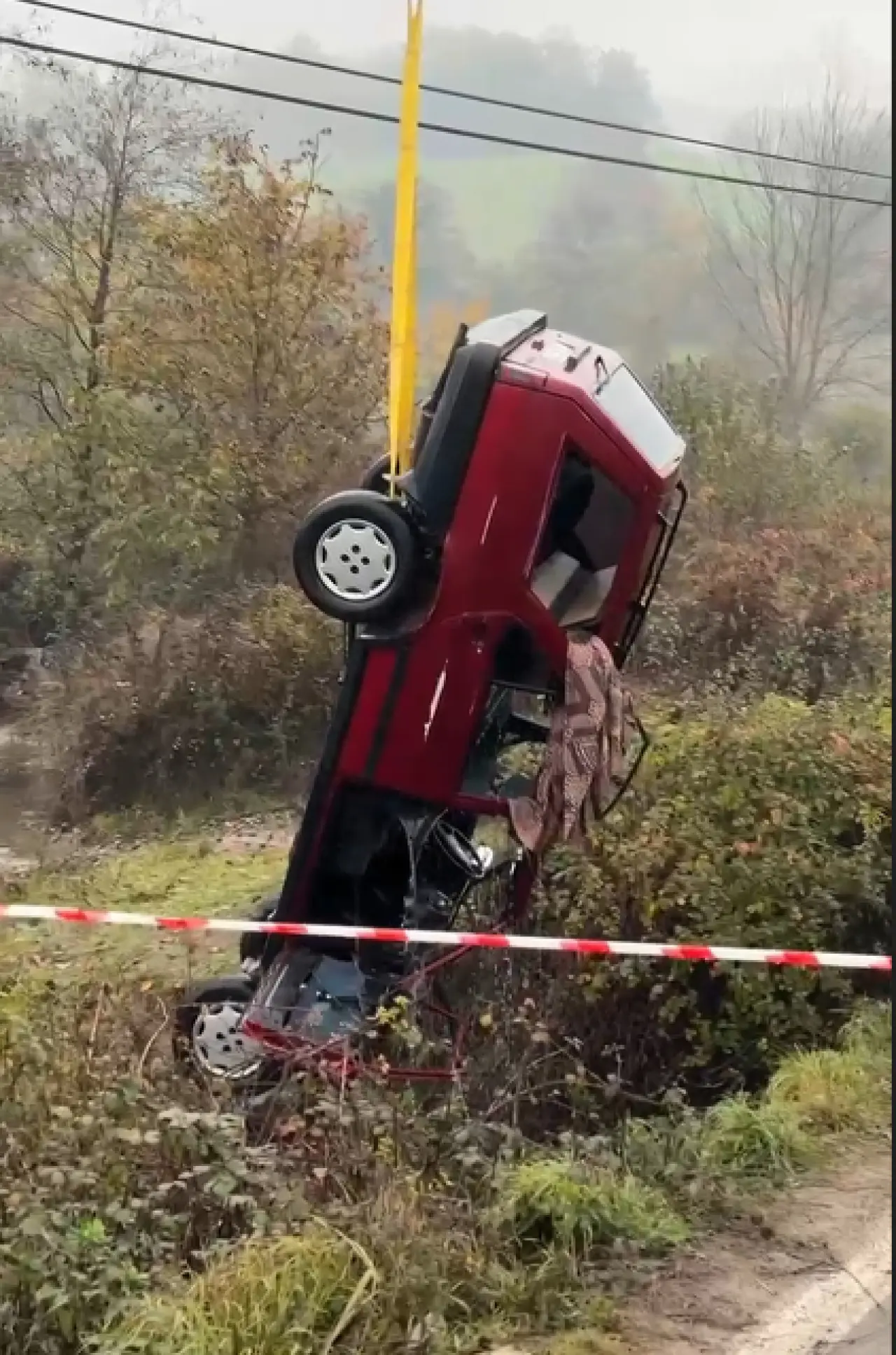 Bartın'da yağışlı yolda dehşet! Otomobil dereye uçtu 3