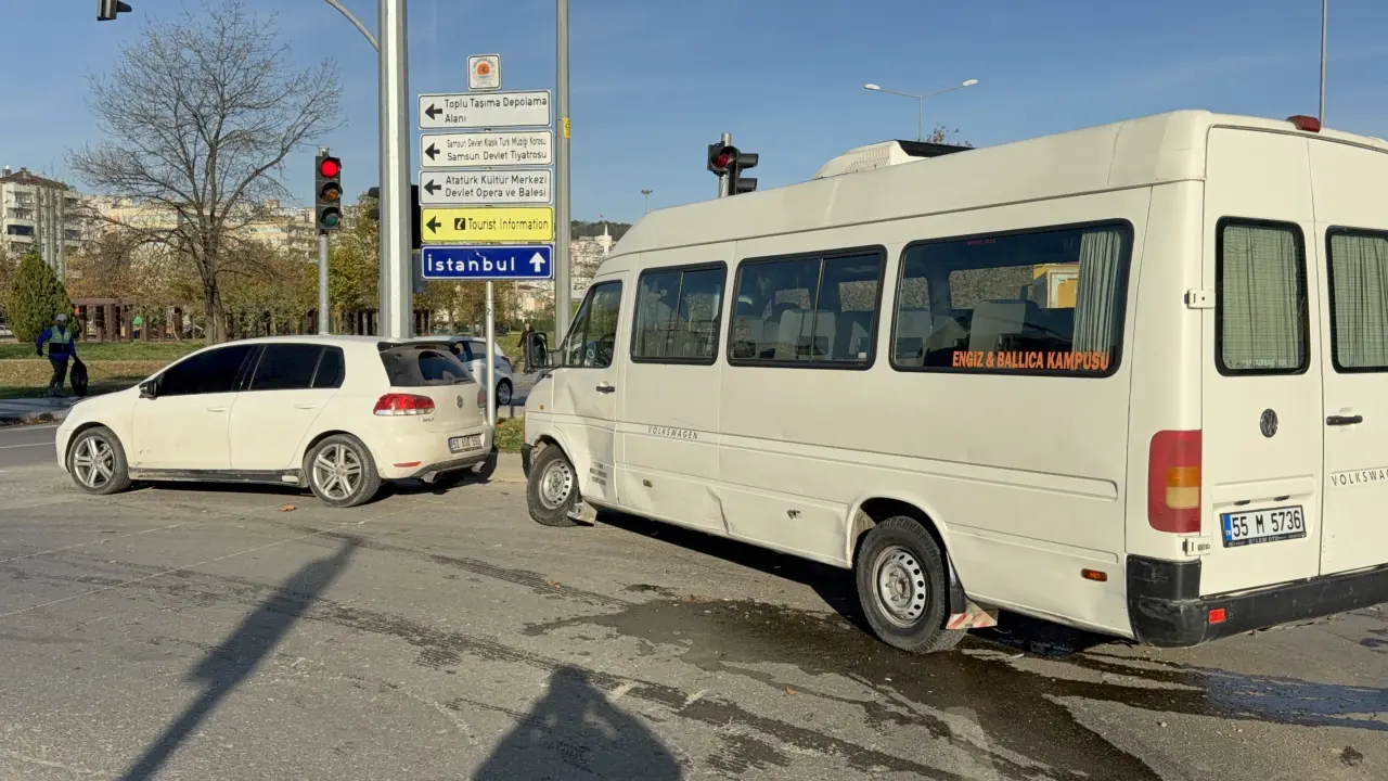 Samsun'da korkutan kaza! Minibüsle otomobil çarpıştı 3