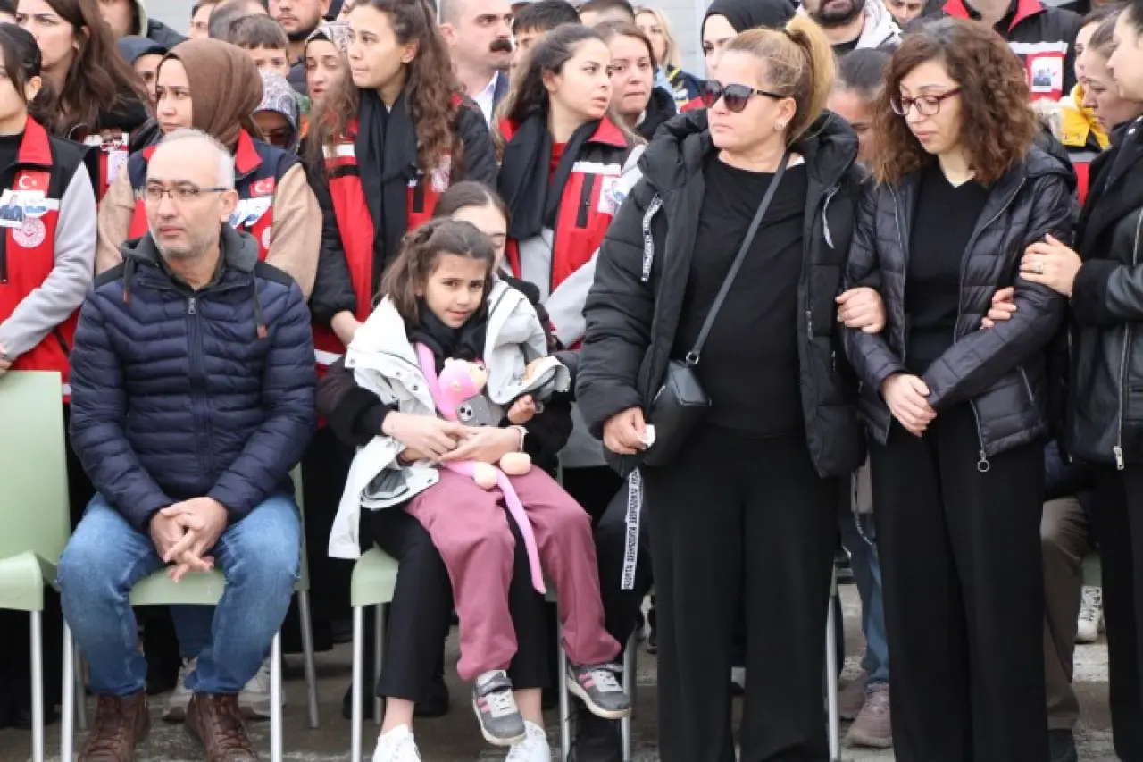 Şehit babasını oyuncağına sarılarak bekledi 2