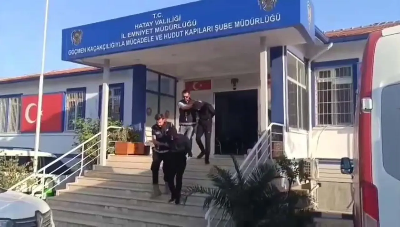 Hatay’da şok baskın! Tırın dorsesinden insan ticareti çıktı 3