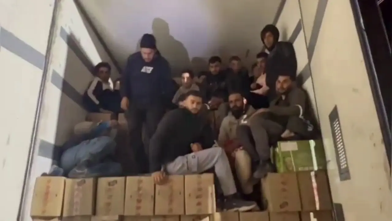 Hatay’da şok baskın! Tırın dorsesinden insan ticareti çıktı 1