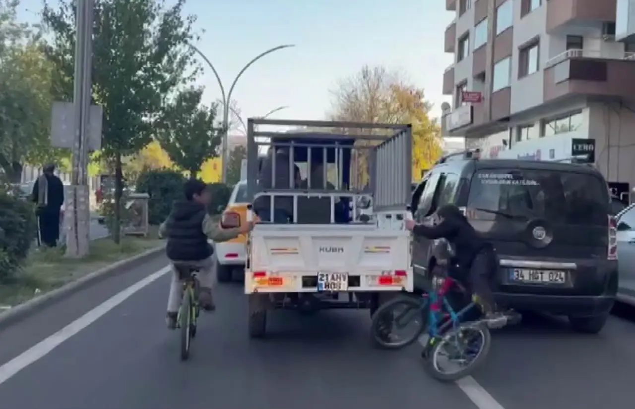 Diyarbakır’da bisikletli çocukların tehlikeli yolculuğu! 2