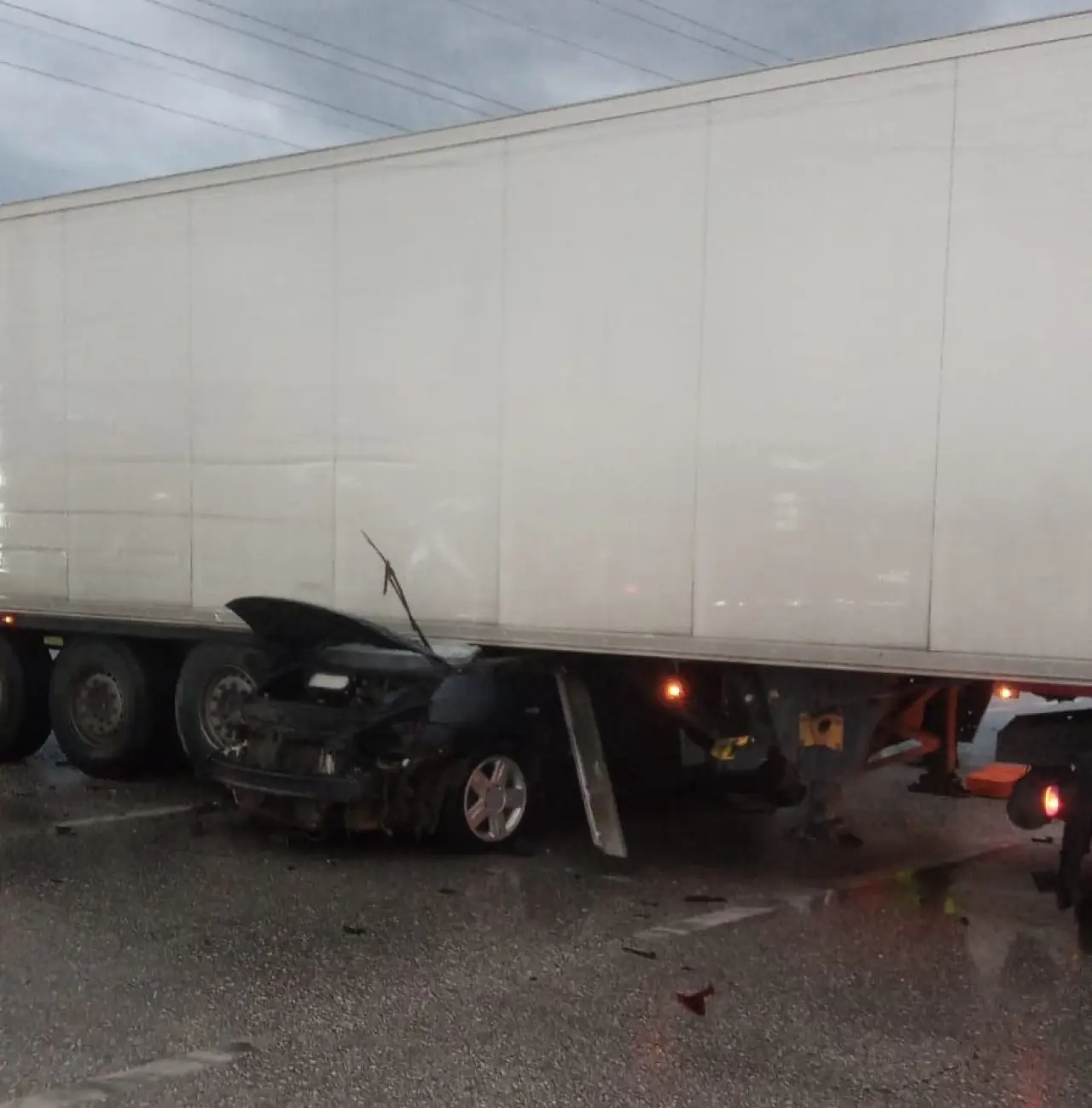 Akhisar yolunda ölümcül çarpışma! Araç tırın altında kaldı 2