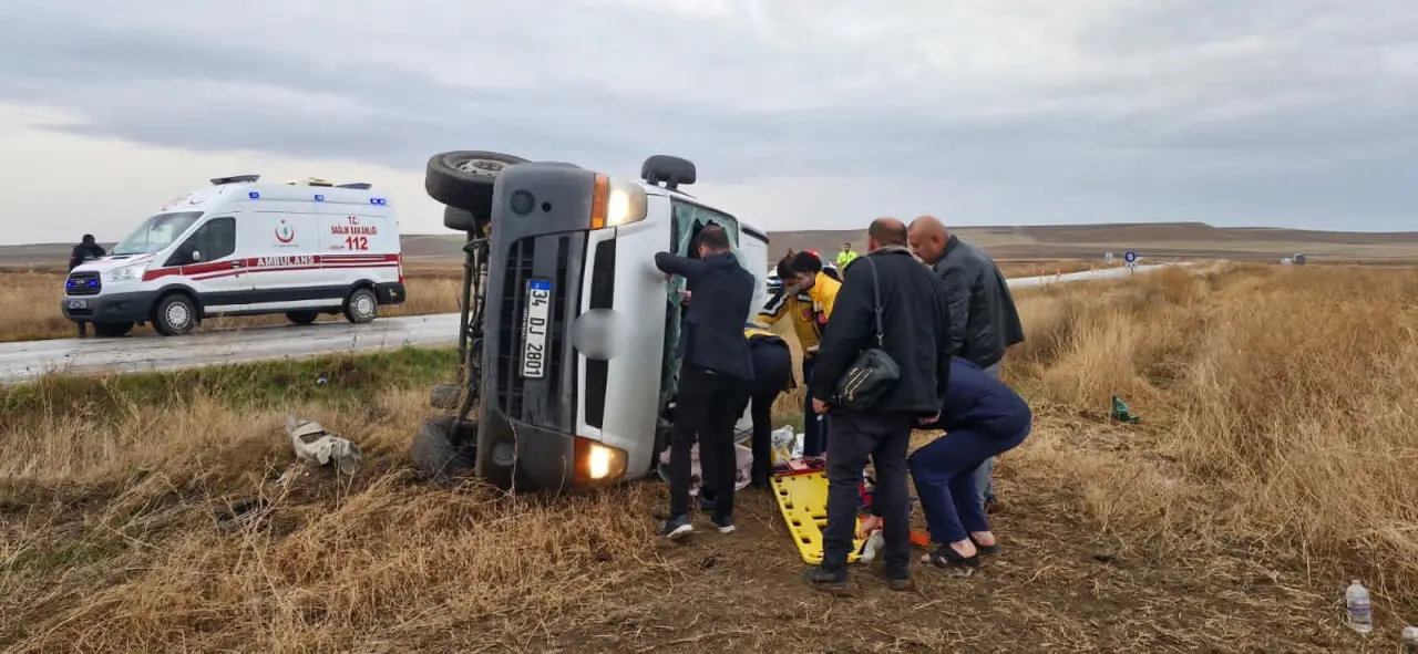 Alaca yolu korku dolu anlara sahne oldu! Minibüs tarlaya uçtu 4