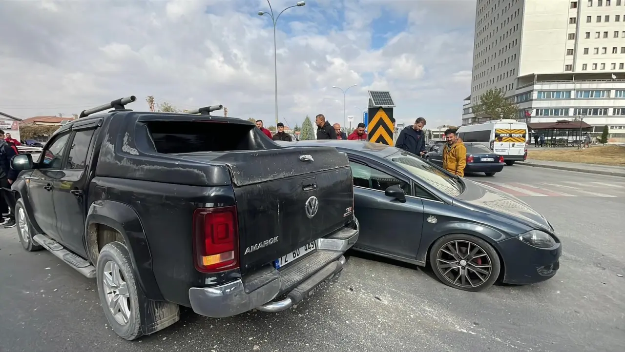 Karaman’da kavşakta feci çarpışma! Olay yerinde hareketli dakikalar 1