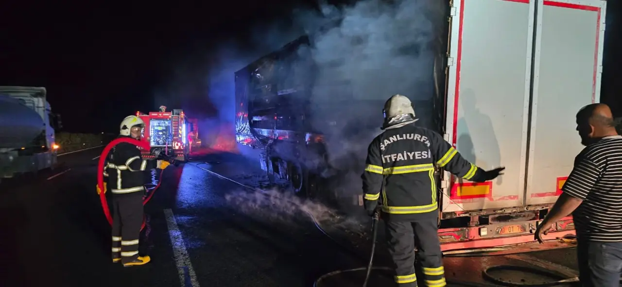 Karanlık yolda alev alev yanan tır dehşet yarattı! 3
