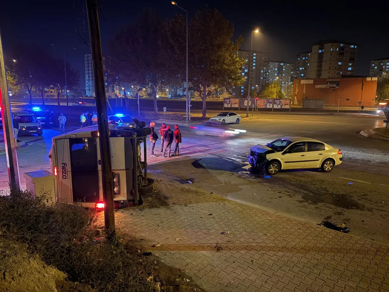 Kayseri'de korku kolu anlar! Çarpışmanın ardından servis yan yattı 1