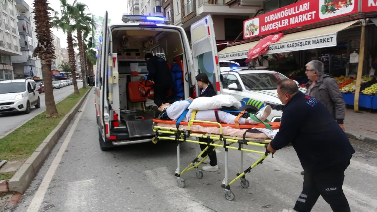 Antalya’da korkutan kaza! Motosiklet yola savruldu 5