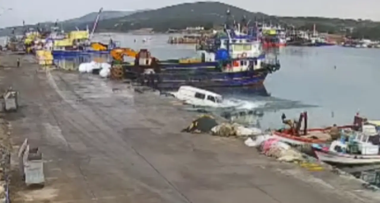 Didim’de yürekleri ağza getiren an: Araç göz göre göre denize uçtu! 3