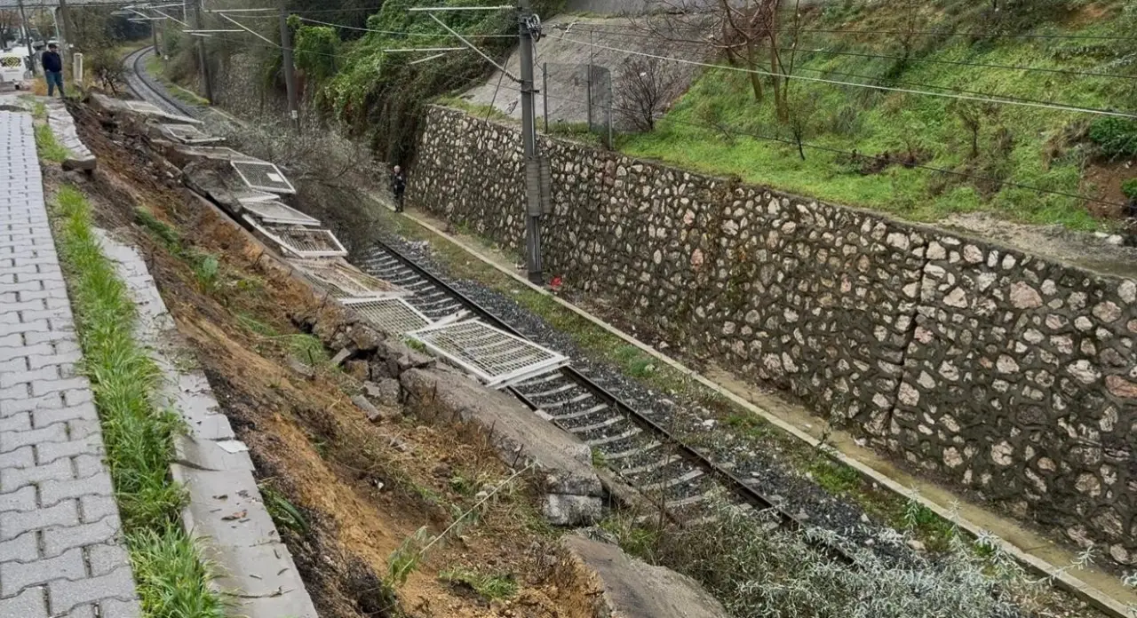 Balıkesir’de yoğun yağış duvarı yıktı! ekipler alarma geçti 1